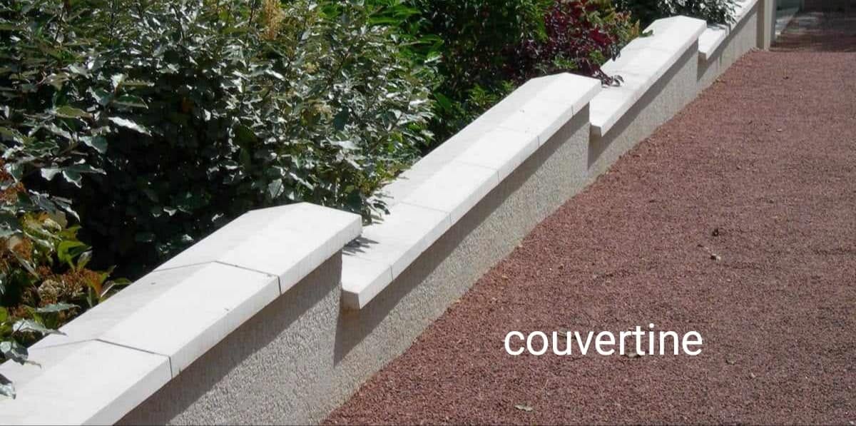 Couvertines blanches posées sur un muret en jardin