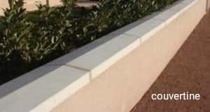 Détail de couvertines posées sur un mur bas