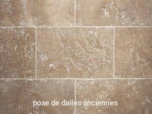 Dalles anciennes en pierre posées au sol