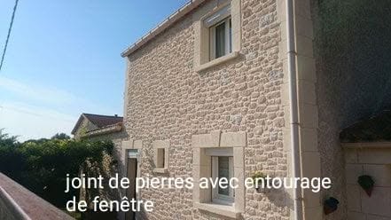 Façade en pierre avec joints refaits et entourages de fenêtre